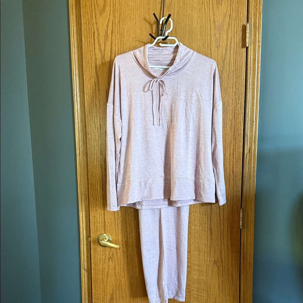NWT Women's Pink Lounge/pajama Set, size large. Drawstring pants and wide leg.